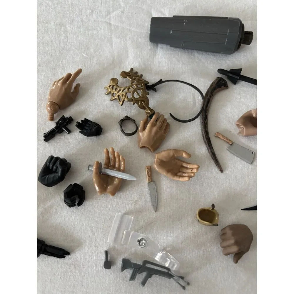 Hasbro Accessories For‎ Action Figures. Hand Knives, Guns, Lots Of Pieces. 2295